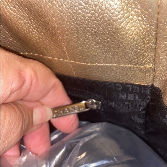 Chanel tote in iridescent gold in pristine condition - Picture 8 of 11